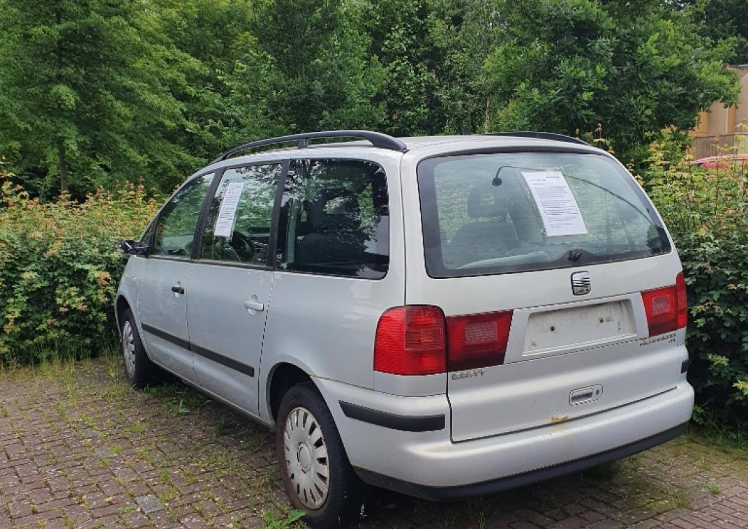 Het voertuig betreft een personenauto van het merk Seat, type Alhambra, kleur grijs, voorzien van Pools kenteken KBR22U4