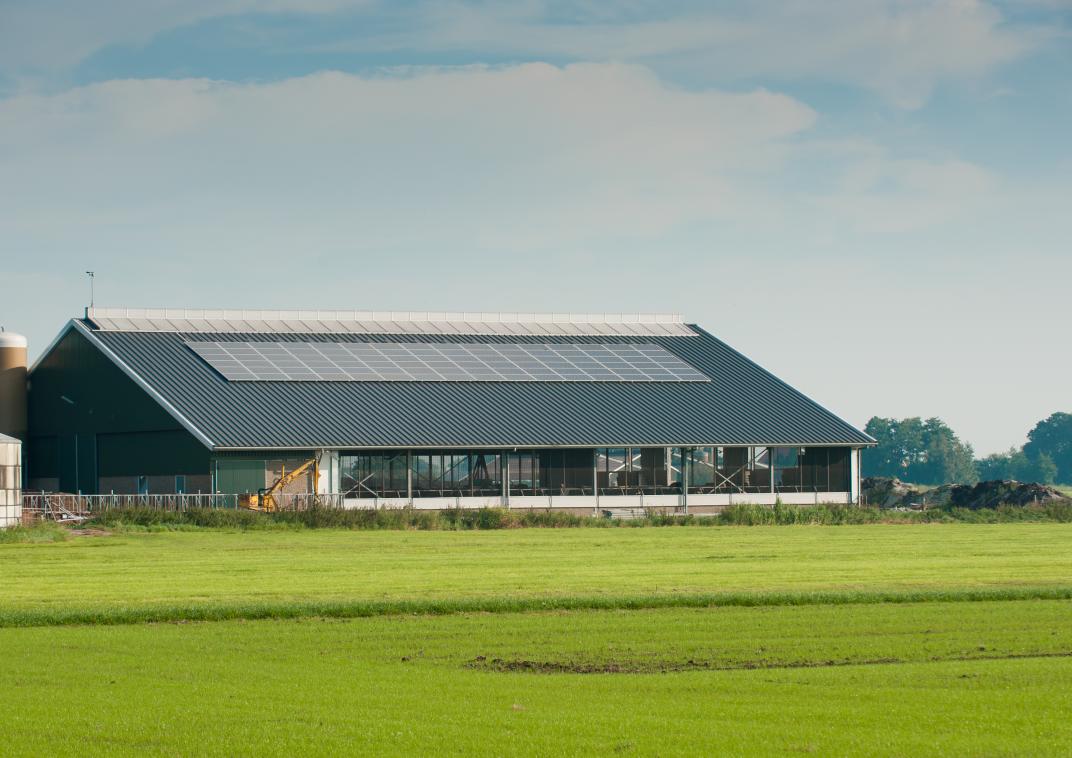 Boerenschuur met zonnepanelen op het dak