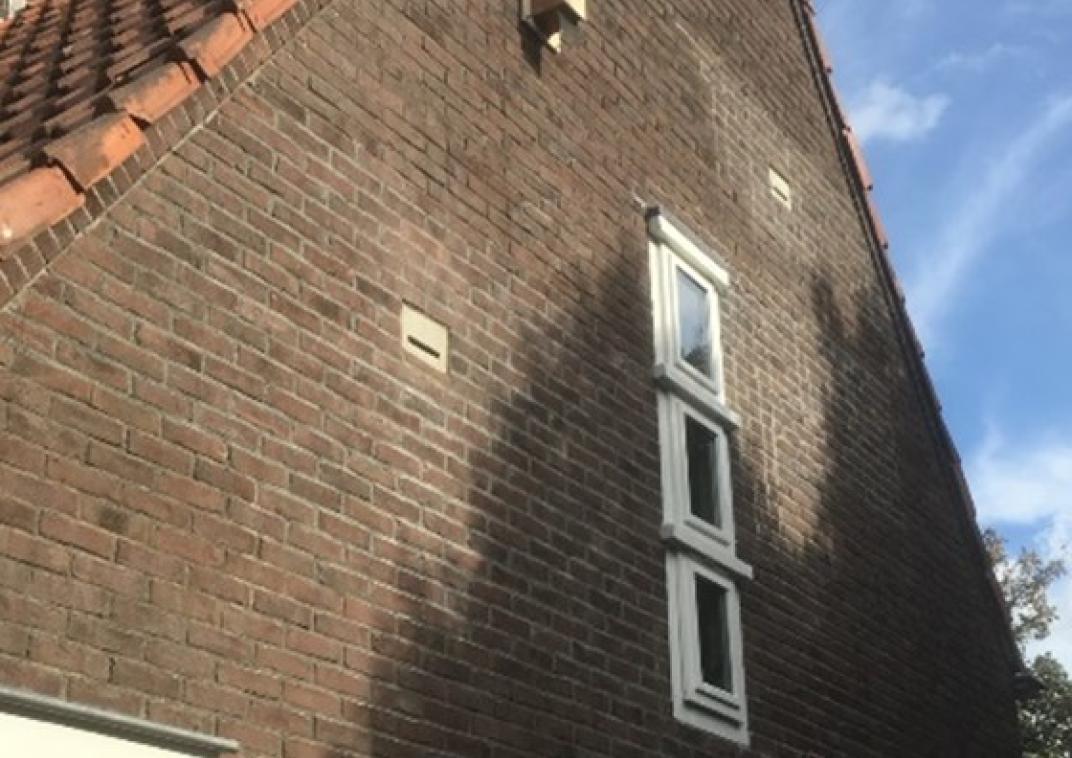 Hier zijn inbouwkasten in de spouw geplaatst en is er na montage slechts een invliegsteen te zien (bron: Miecon)