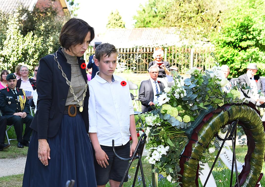 Herdenking Gendringen wnd burgemeester Mirjam Maasdam en Tigo loco kinderburgemeester