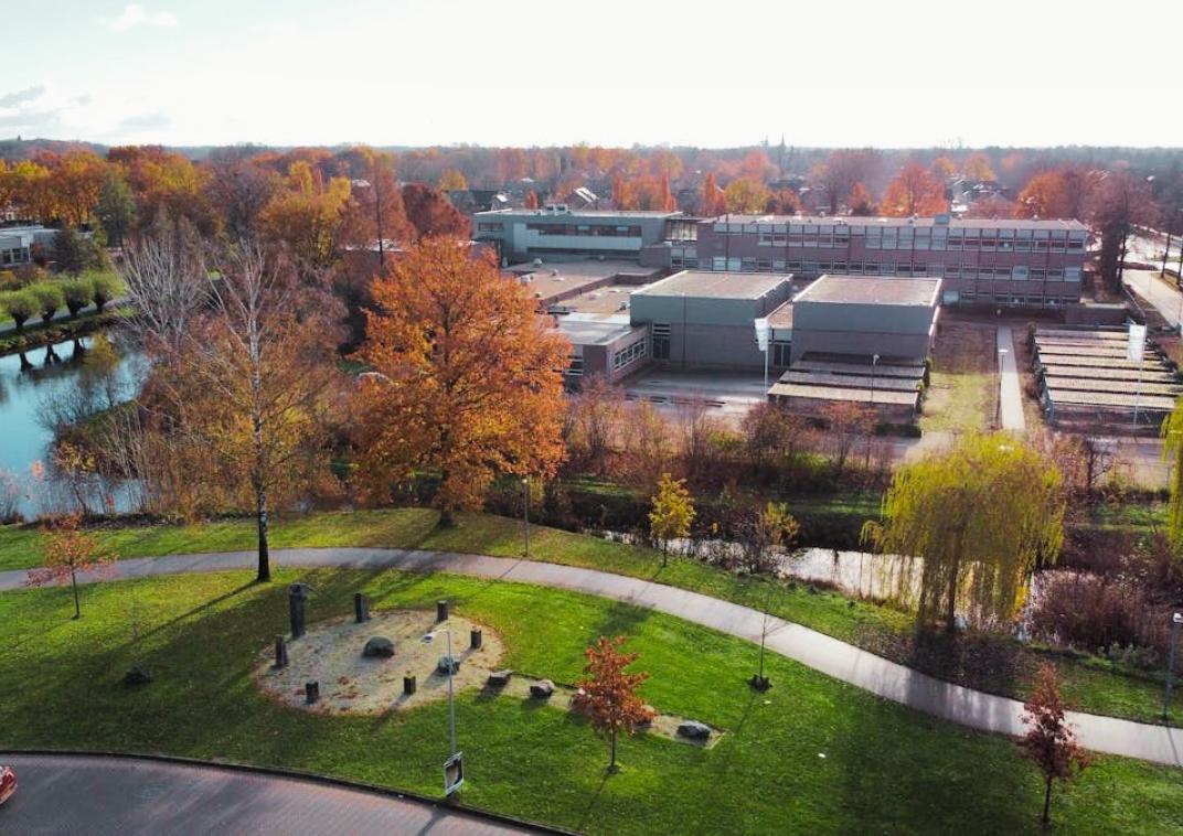 Luchtfoto: voormalig schoolgebouw de Wesenthorst