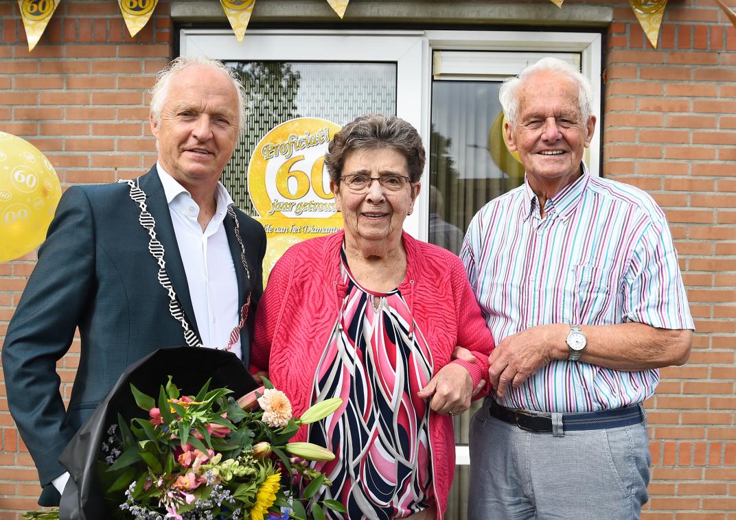 Locoburgemeester John Haverdil en diamanten echtpaar Gert en Marietje Aalderink