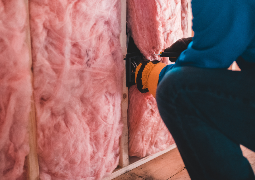 Roze isolatiemateriaal wordt aangebracht in close up