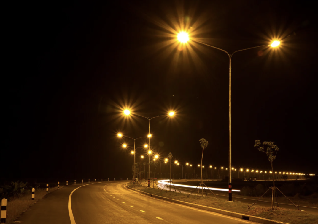 Duurzame straatverlichting lantaarnpalen aan in het donker