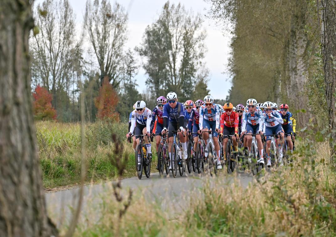 Een groep wielrenners tijdens de simac ladies tour