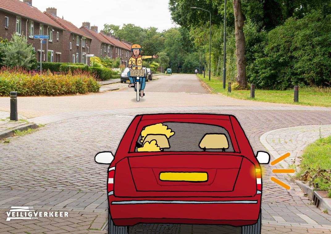 Een rode auto volgt de weg naar rechts. Een fietser komt van een plateau en wilt links afslaan.
