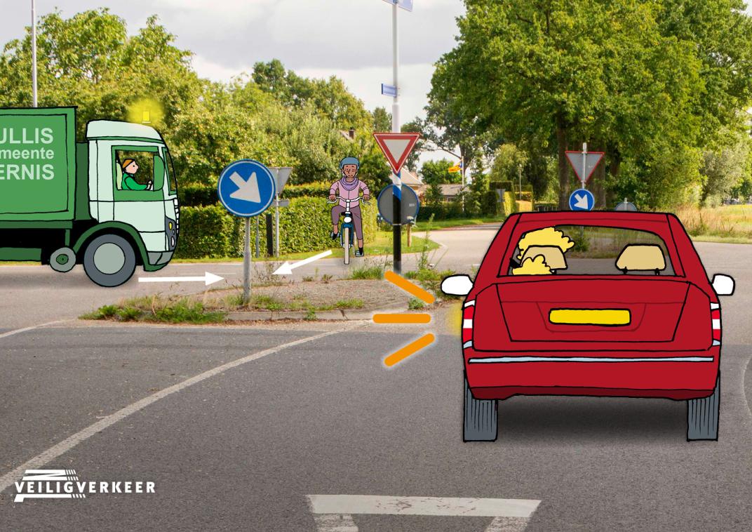 Een kruispunt met een rode auto die rechtsaf wil slaan, een vuilniswagen van links en een fietser die rechtdoor fietst.