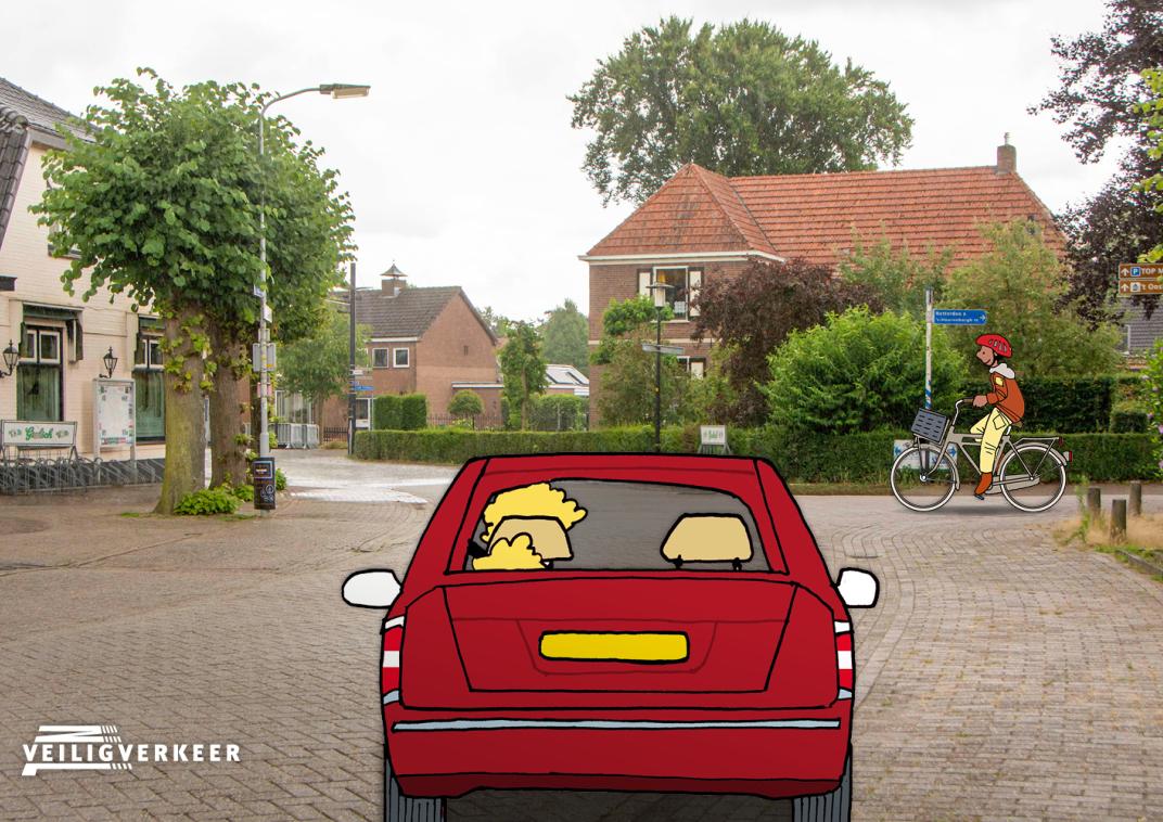 Een rode auto staat bij een kruising, terwijl een fietser van rechts de weg opkomt.