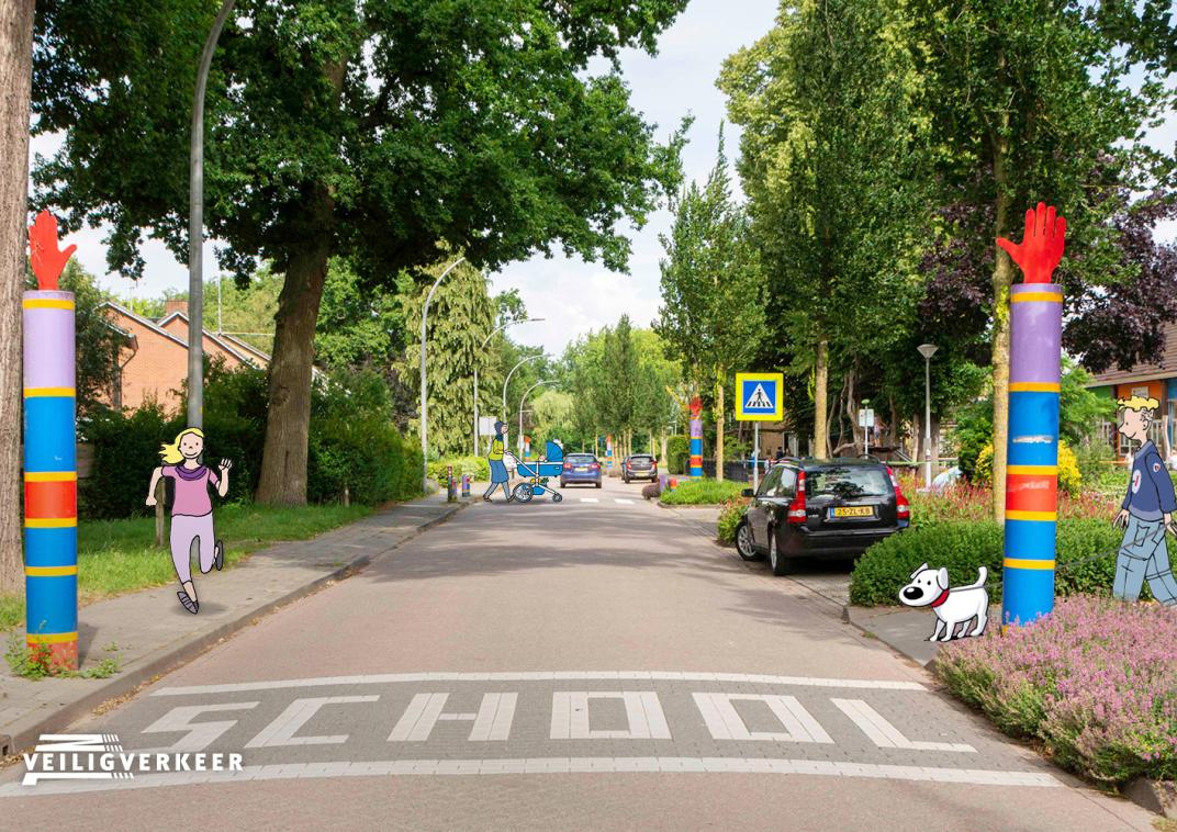 Een straat bij een schoolzone met een zebrapad, waar kinderen en voetgangers oversteken.