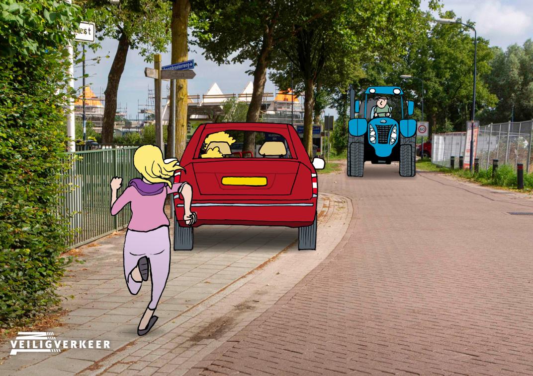 Een rode auto staat stil langs de weg, terwijl een meisje achter de auto vandaan rent en een tractor van voren nadert.
