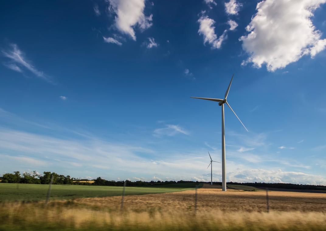 Vlak landschap met windmolens