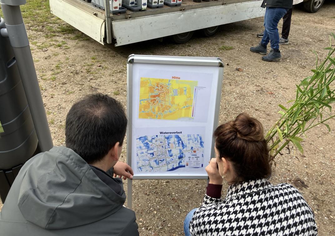 bewoners bekijken de klimaatatlas
