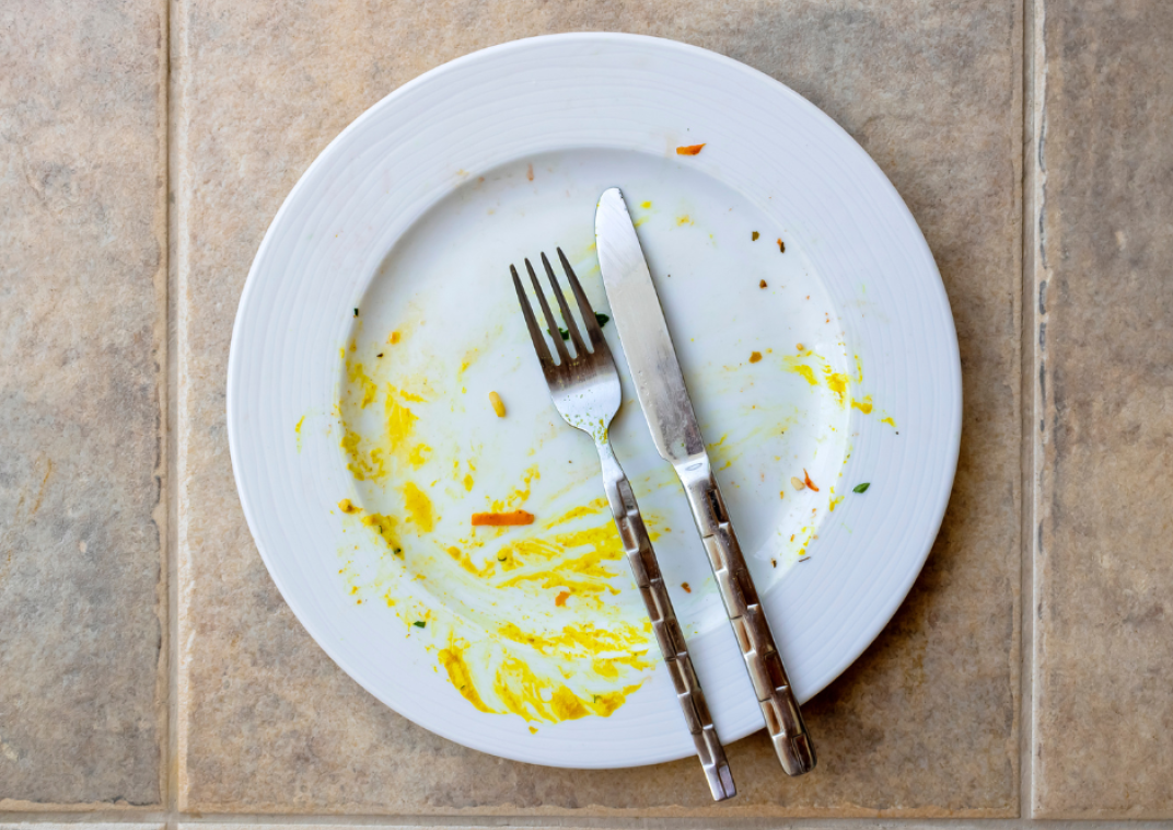 Leeg bord waar eten op zat met bestek