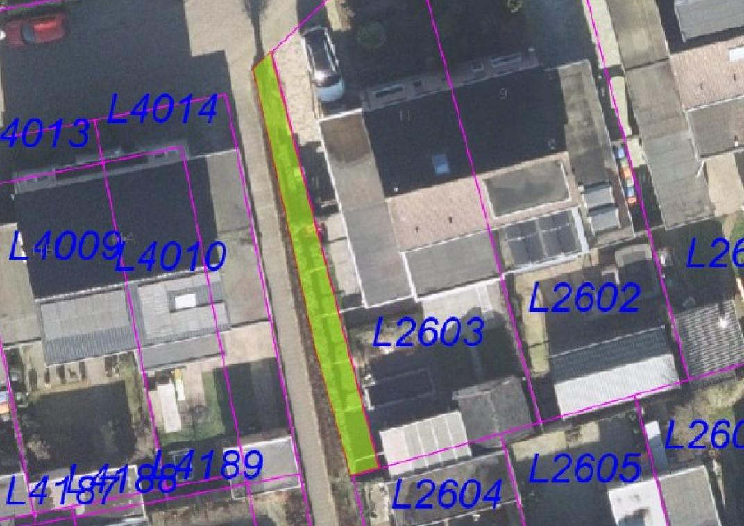 Luchtfoto met kadastrale grenzen. Voorgenomen verhuur snippergroen bij Berkelstraat 11 in Ulft
