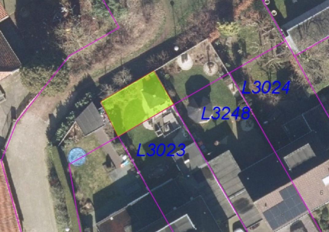 Luchtfoto met kadastrale grenzen. Voorgenomen verkoop snippergroen bij Botterkoel 10 in Ulft