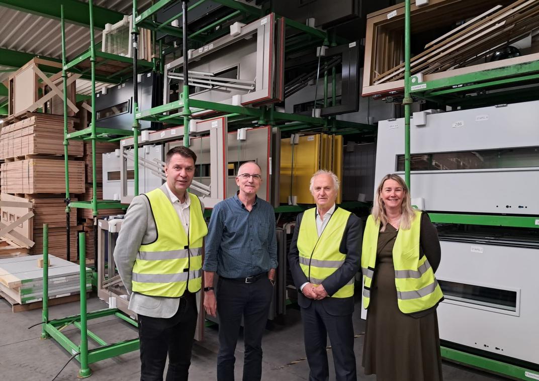 Vlnr.: wethouder Marco Bennink, William Eijkelkamp, technisch directeur van Suselbeek, wethouder John Haverdil en burgemeester Laura Werger.