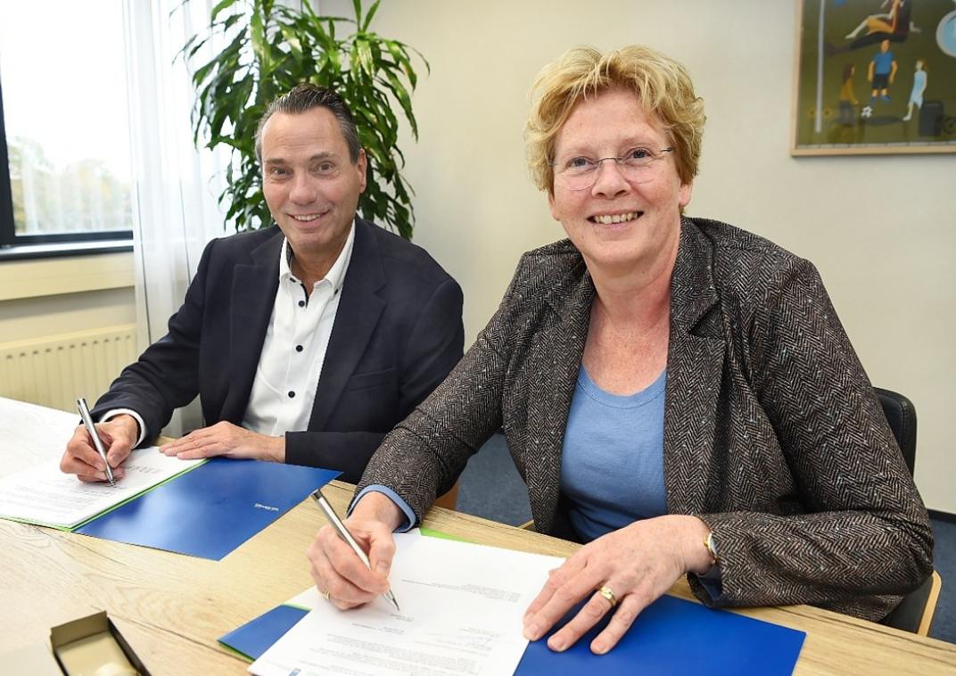 Joost de Ruig (Hoofdingenieur-directeur RWS) en Ria Ankersmit (wethouder), ondertekenen de bestuursovereenkomst.