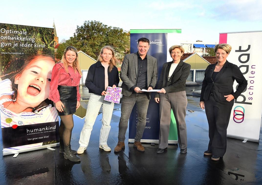 Groepsfoto ondertekening overeenkomst nieuw IKC Silvolde