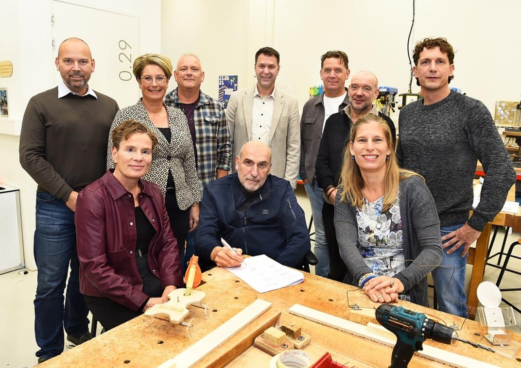Groepsfoto ondertekening eenjarig convenant technieklessen