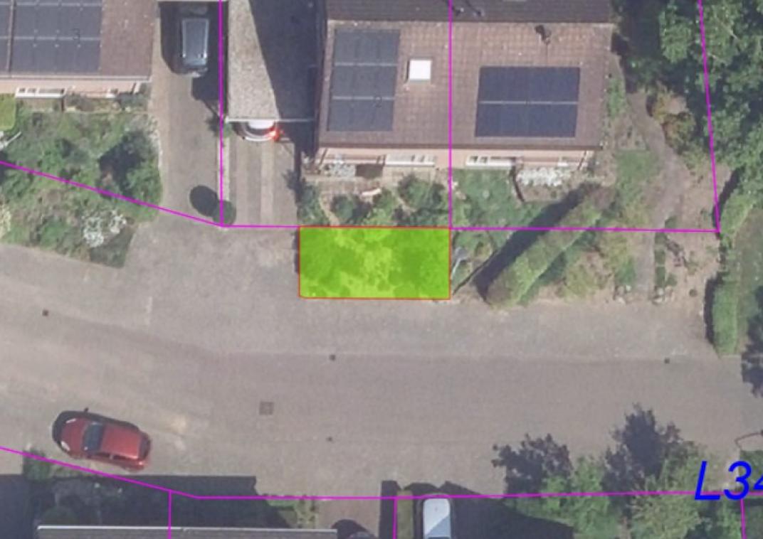 Luchtfoto met kadastrale grenzen. Voorgenomen verkoop snippergroen bij Boogschutter 2 in Ulft