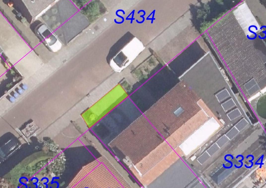Luchtfoto met kadastrale grenzen. Voorgenomen verkoop snippergroen bij Dr. Poelsstraat 3 in Ulft