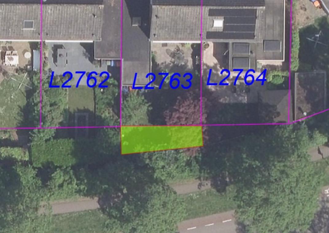 Luchtfoto met kadastrale grenzen. Voorgenomen verkoop snippergroen bij Geulstraat 50 in Ulft