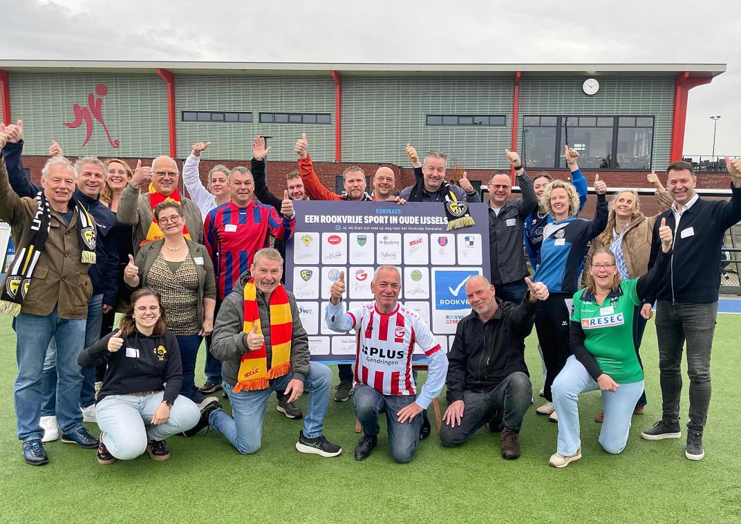 Wethouder Marco Bennink en vertegenwoordigers van de deelnemende sportclubs en accommodaties voor een Rookvrije Sport.