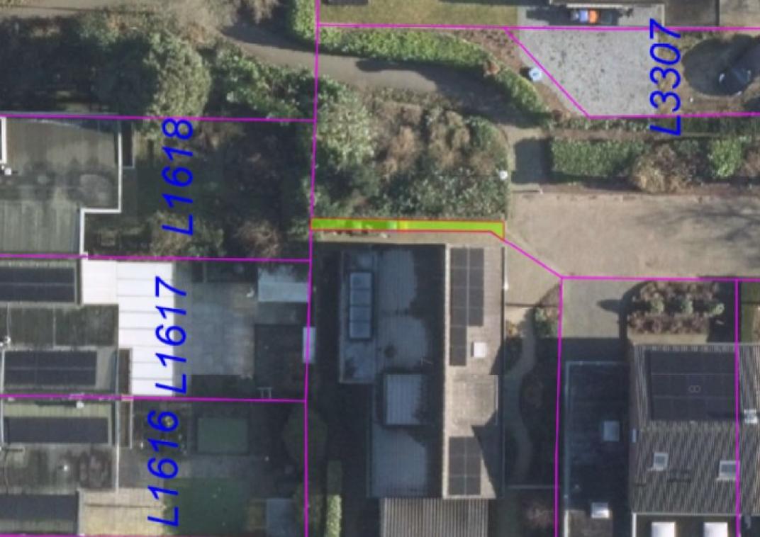 Luchtfoto met kadastrale grenzen. Voorgenomen verkoop snippergroen bij Boogschutter 7 in Ulft