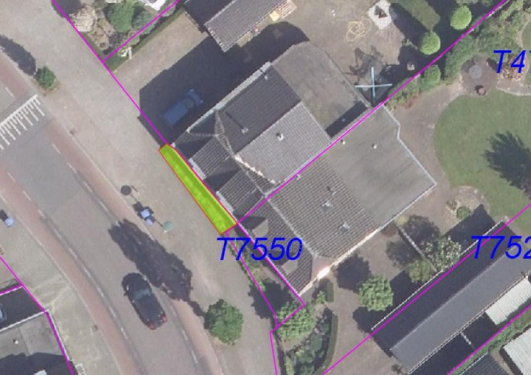 Luchtfoto met kadastrale grenzen. Voorgenomen verkoop snippergroen bij Dr. Ariënstraat 63 in Ulft