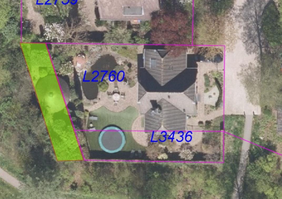 Luchtfoto met kadastrale grenzen. Voorgenomen verkoop snippergroen bij Geulstraat 44 in Ulft