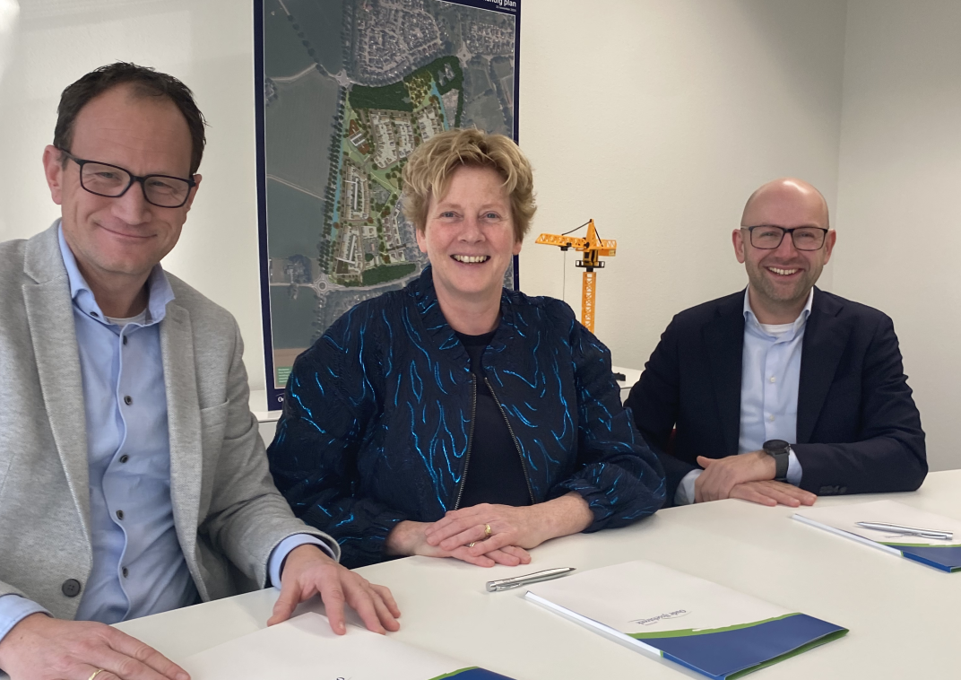 Bram Klomps, Ria Ankersmit en Bas Goossens ondertekenen de overeenkomst woningbouw Lenteleven