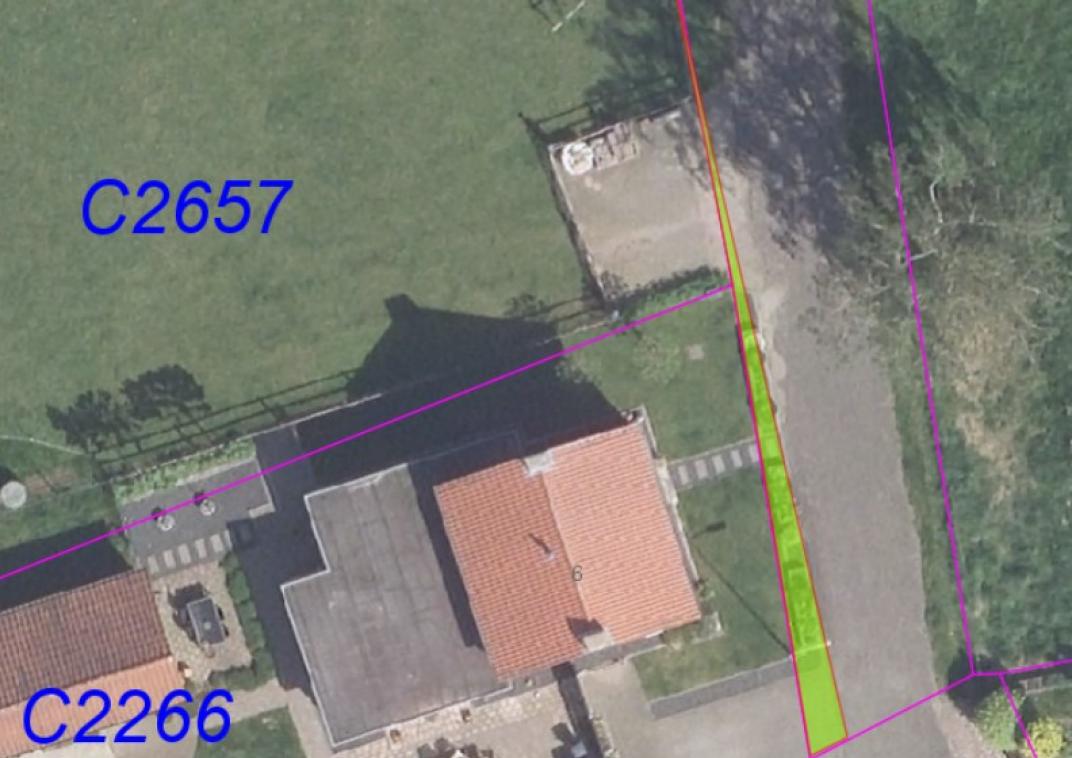Luchtfoto met kadastrale grenzen. Voorgenomen bruikleen snippergroen bij Badweg 6 in Ulft 