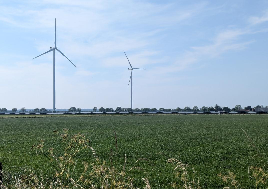 Twee windmolens op Zonnepark De Zonnewilg wekken stroom op