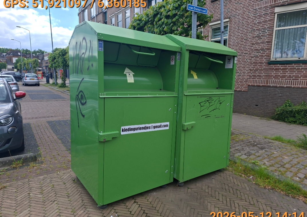 Twee illegale kledingcontainers in de Van Damstraat in Terborg.