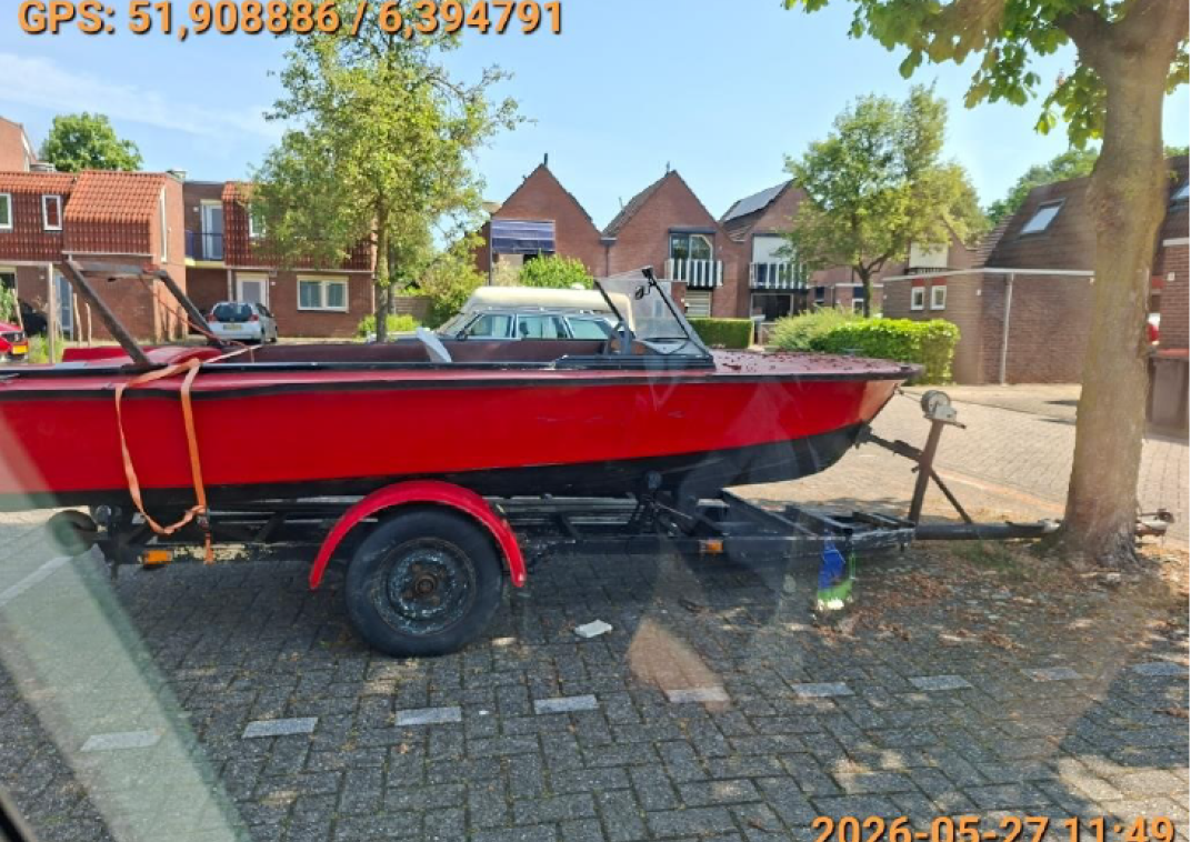 Boottrailer met boot aan de jagershof
