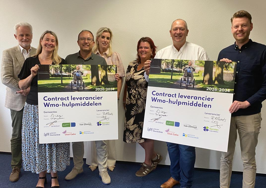 Foto vlnr: Jacques Roosendaal en burgemeester Laura Werger van gemeente Oude IJsselstreek, Erik Dorst (Kersten),Liselotte Rootveld (contractmanager Sociaal Domein Achterhoek), Nicole Damhuis (Kersten), Bas Alberts (Kersten), wethouder Rens Spijkers (gemeente Oude IJsselstreek.)