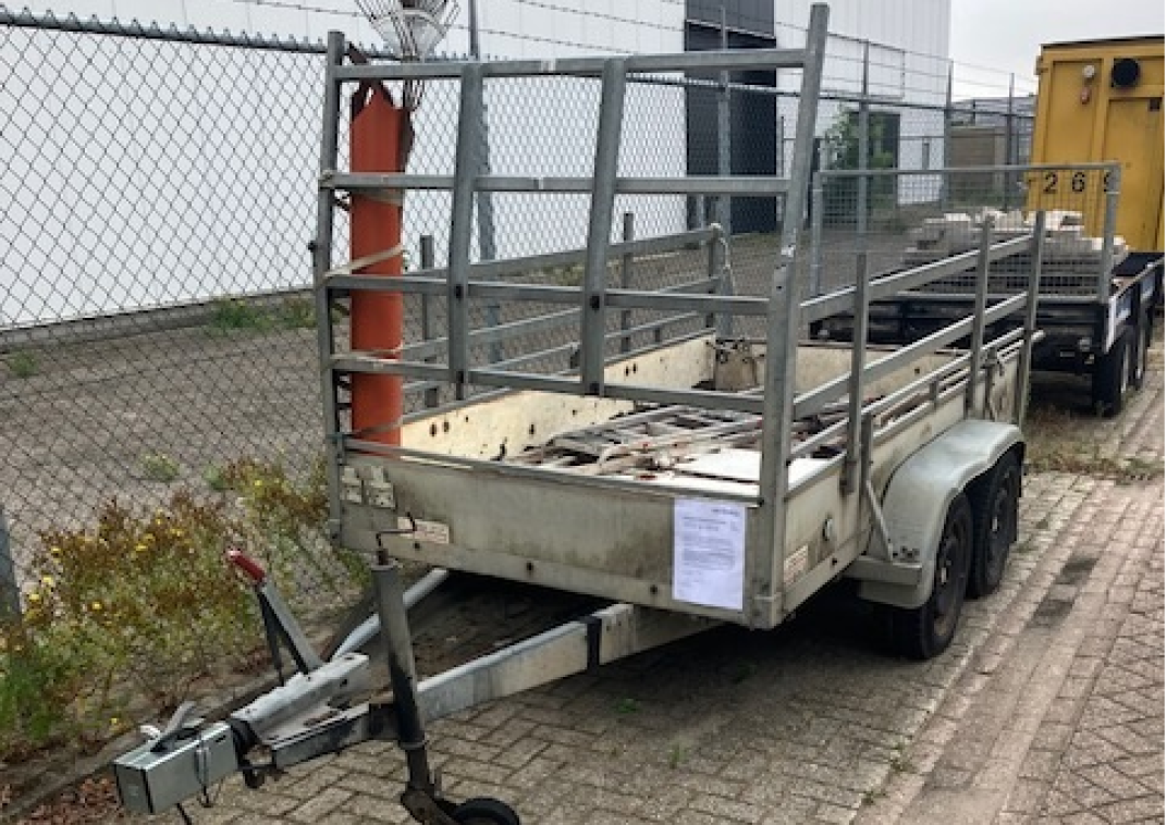 Twee aanhangers op de openbare weg.