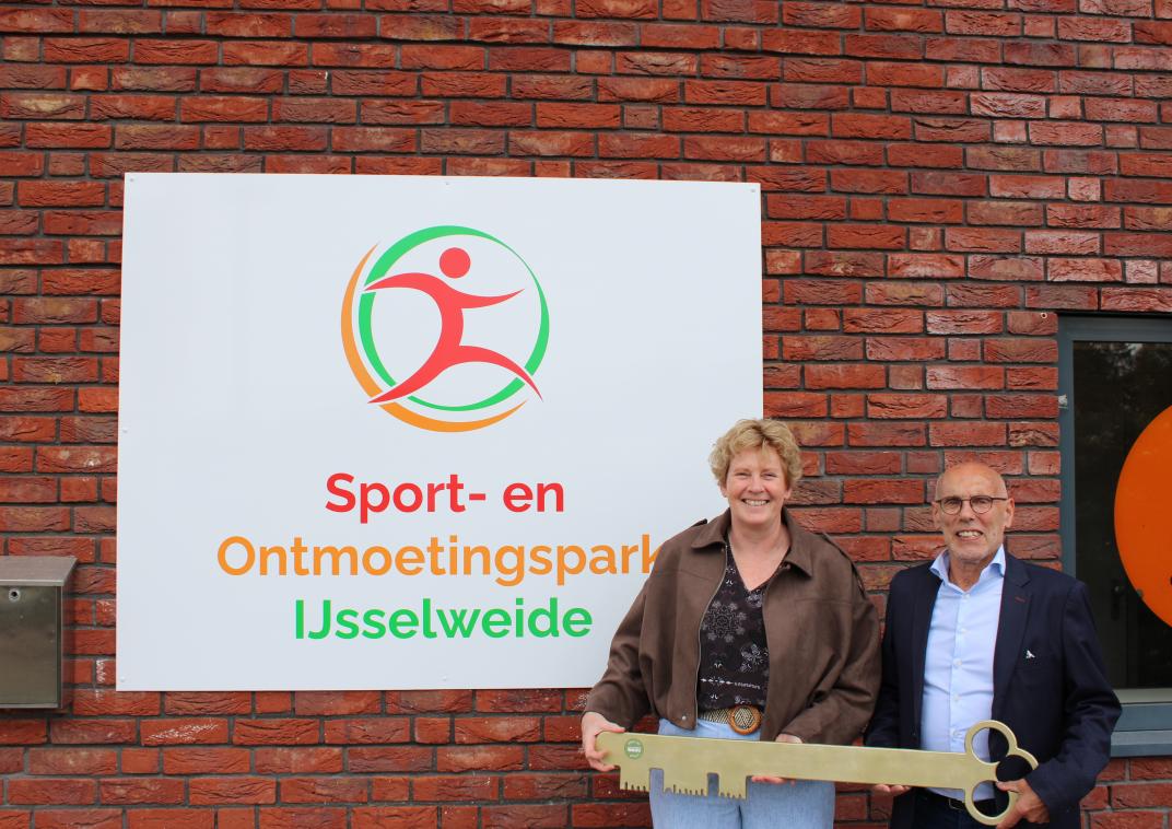 Wethouder Ria Ankersmit en voorzitter van de stichting Sport en Ontmoetingspark IJsselweide Geert Teunissen