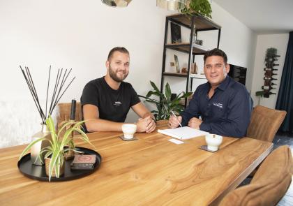 Olaf van der Meulen bij een inwoner aan tafel