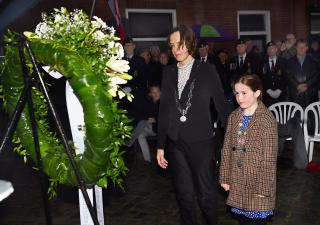 Wnd. burgemeester Mirjam Maasdam en kinderburgemeester Bente tijdens herdenking in Etten