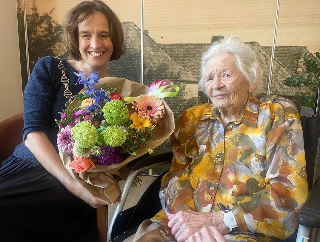 Wnd. burgemeester Mirjam Maasdam met de eeuweling