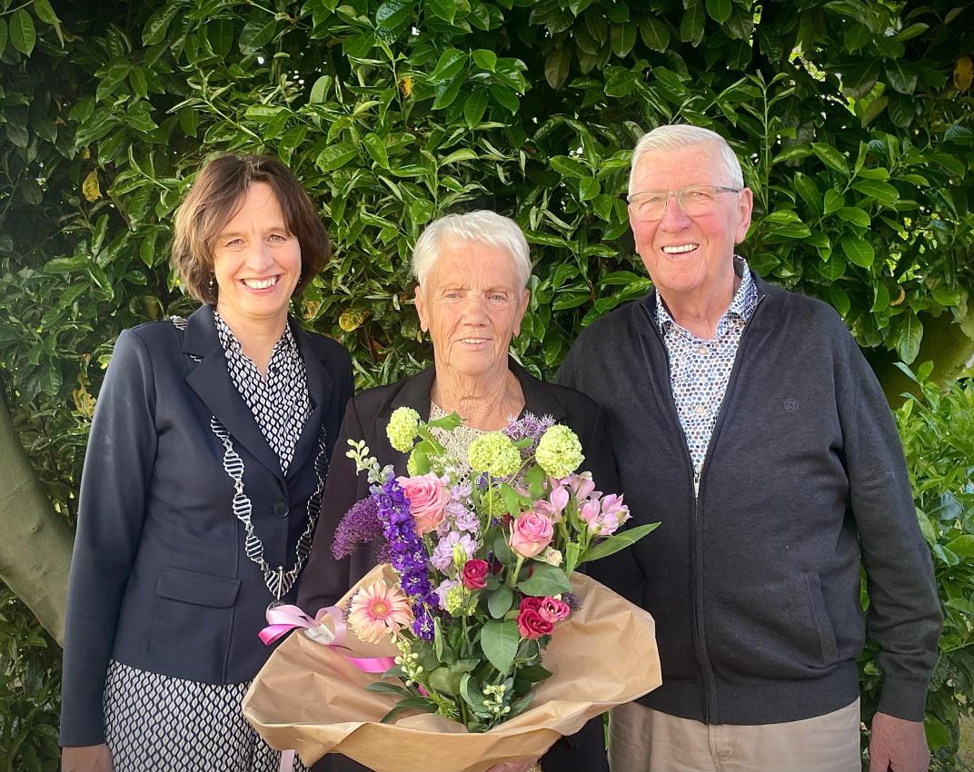 Wnd. burgemeester Mirjam Maasdam met diamanten paar Gerrie en Lies Jansen