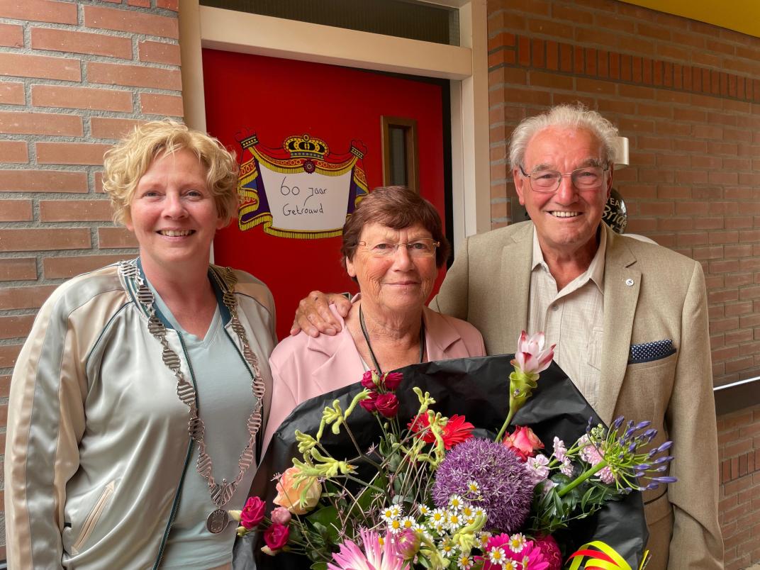 Diamanten paar Van der Sluis met locoburgemeester Ria Ankersmit
