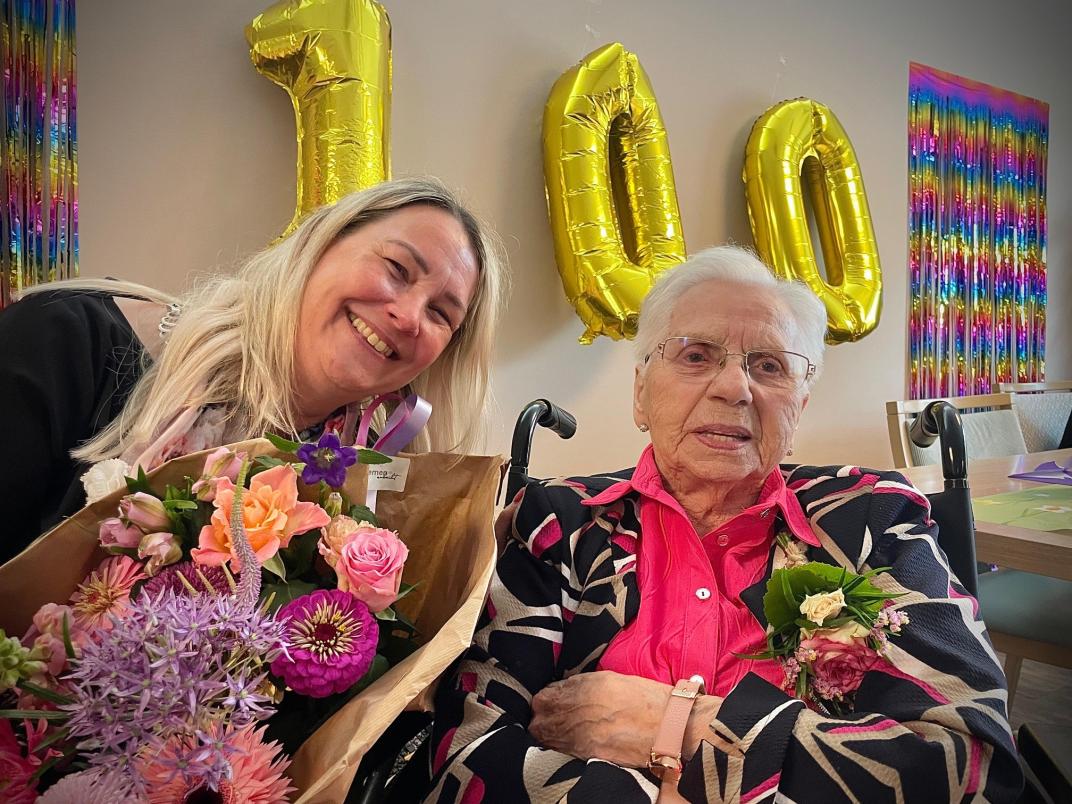 Burgemeester Laura Werger met de 100-jarige Annie Aalders