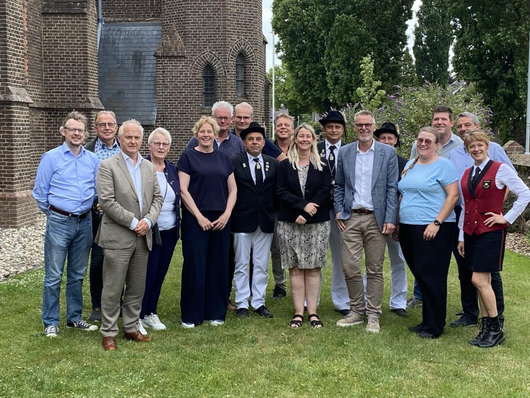 Het college omringd door organisaties en verenigingen uit Netterden.