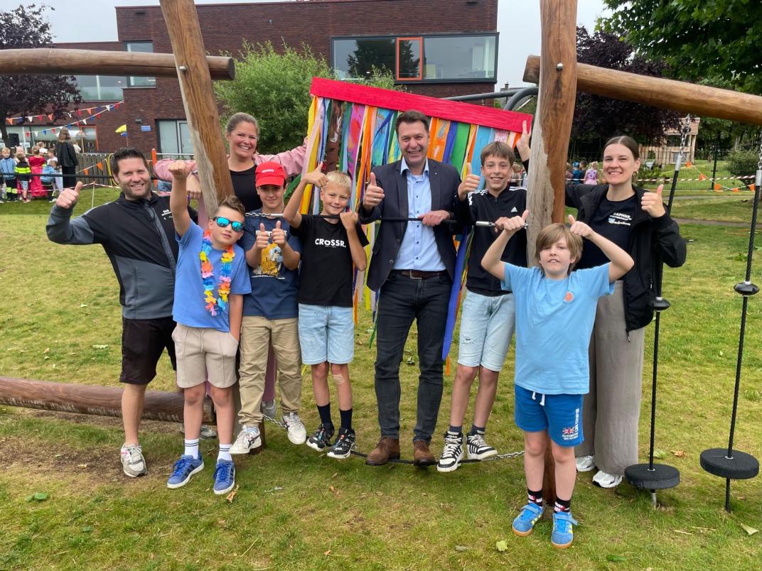Wethouder Marco Bennink voor de hindernisbaan met de leerlingen Lux, Loth, Yoosef, Sem en Abel, Sportcoach Bas van der Schaaf, Cultuurcoach Mariëlle en multimediacoach Daphne van Zonnekinderen.