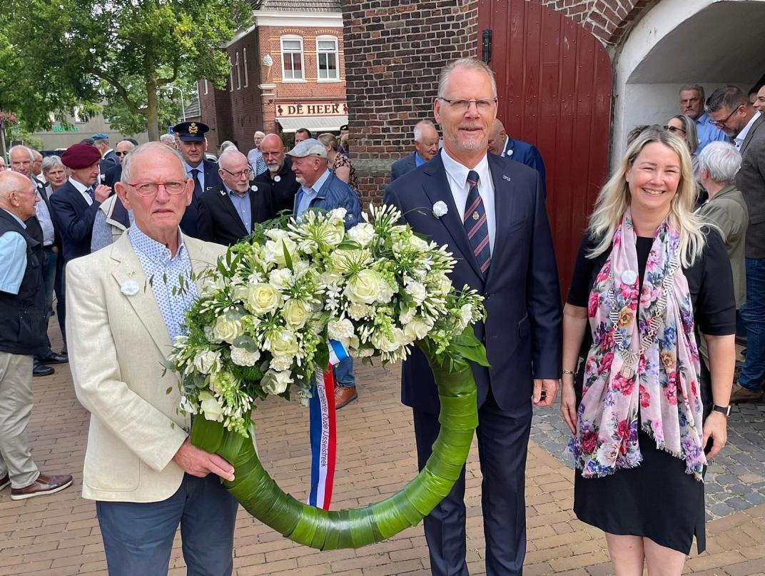 Veteraan Remy Slutter (Nieuw Guinea), kolonel b.d. Karel van Dreumel en burgemeester Laura Werger voorafgaand aan de tocht naar het oorlogsmonument aan de Pr. Irenestraat in Varsseveld waar een krans wordt gelegd.