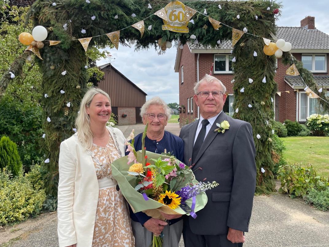 Burgemeester Laura Werger met diamanten paar Antoon en Anny Jansen