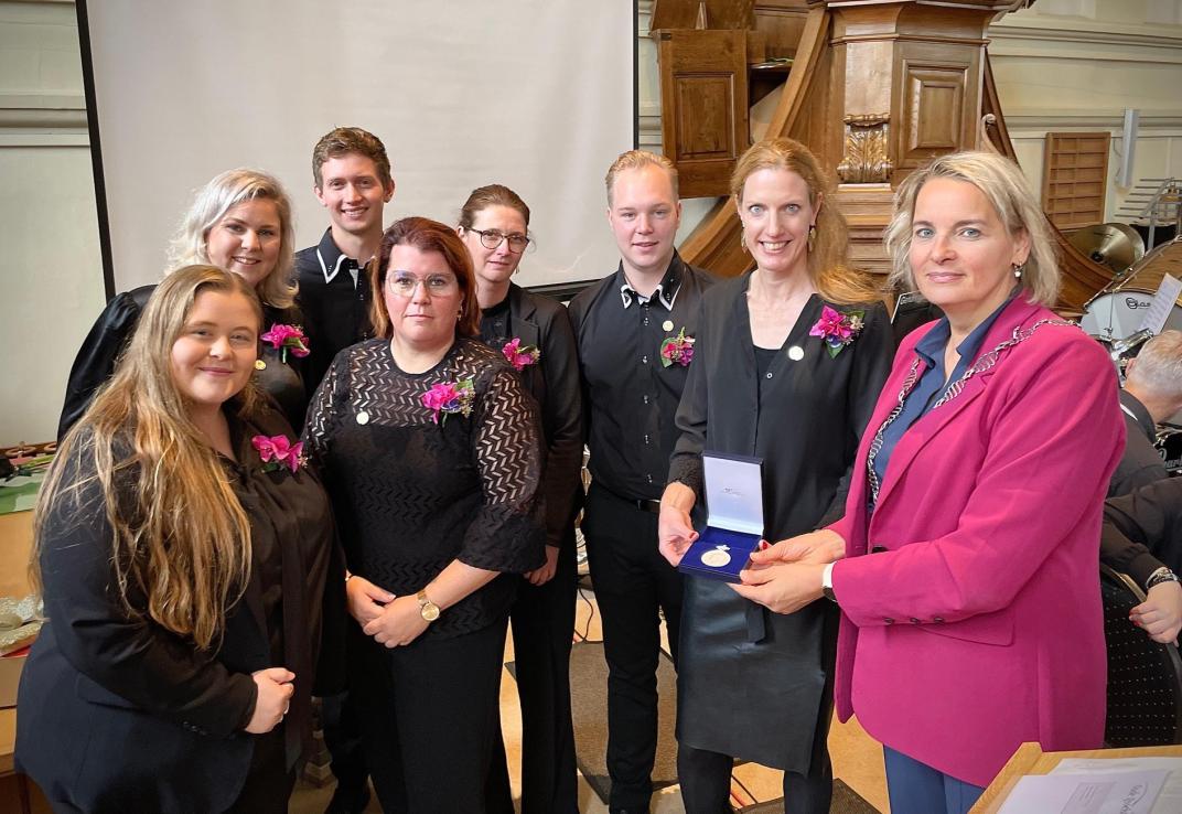 Locoburgemeester met het bestuur van de Gendringse Orkest Vereniging