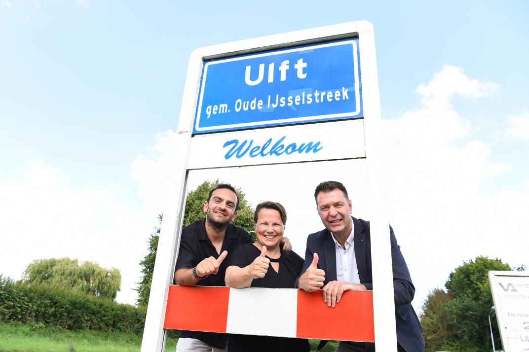 Vlnr. Mustafa Kurt, directeur Dushi Huizen, Carola Hollebrand, bestuurder Dushi Huis, en wethouder Marco Bennink.